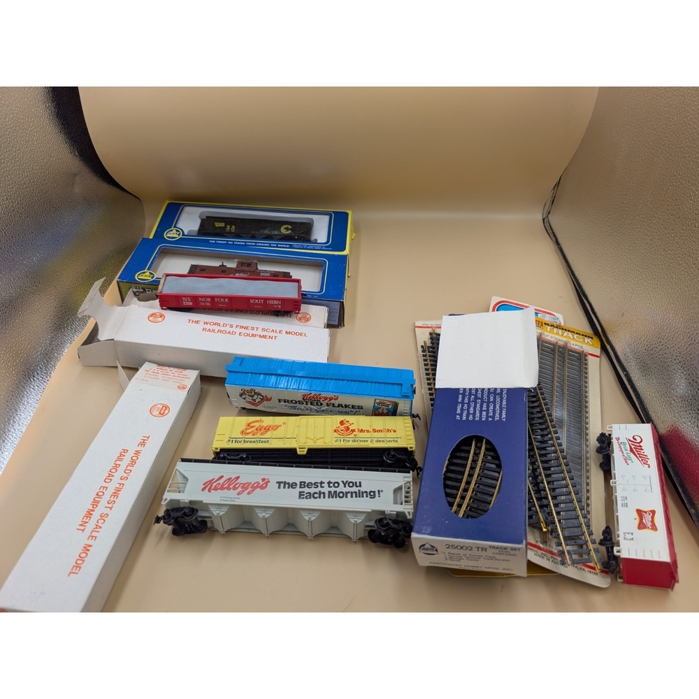 HO Scale Train Cars Lot Plus Track AHM Kellogs Eggo Chessie Miller Frosted